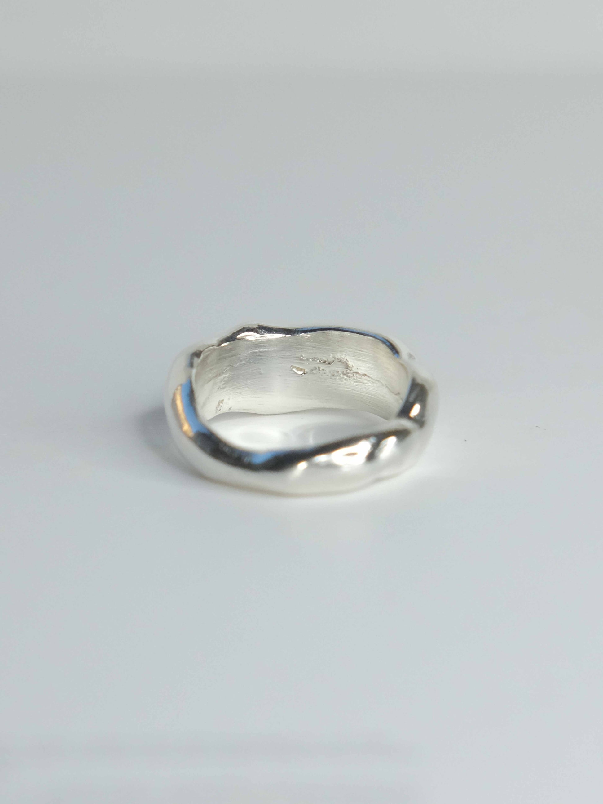 Nova Ring aus 925 Sterling-Silber mit organisch geformter Silhouette und funkelnden Saphiren in Gelb- und Lilatönen. Handgefertigt und designed in Berlin.