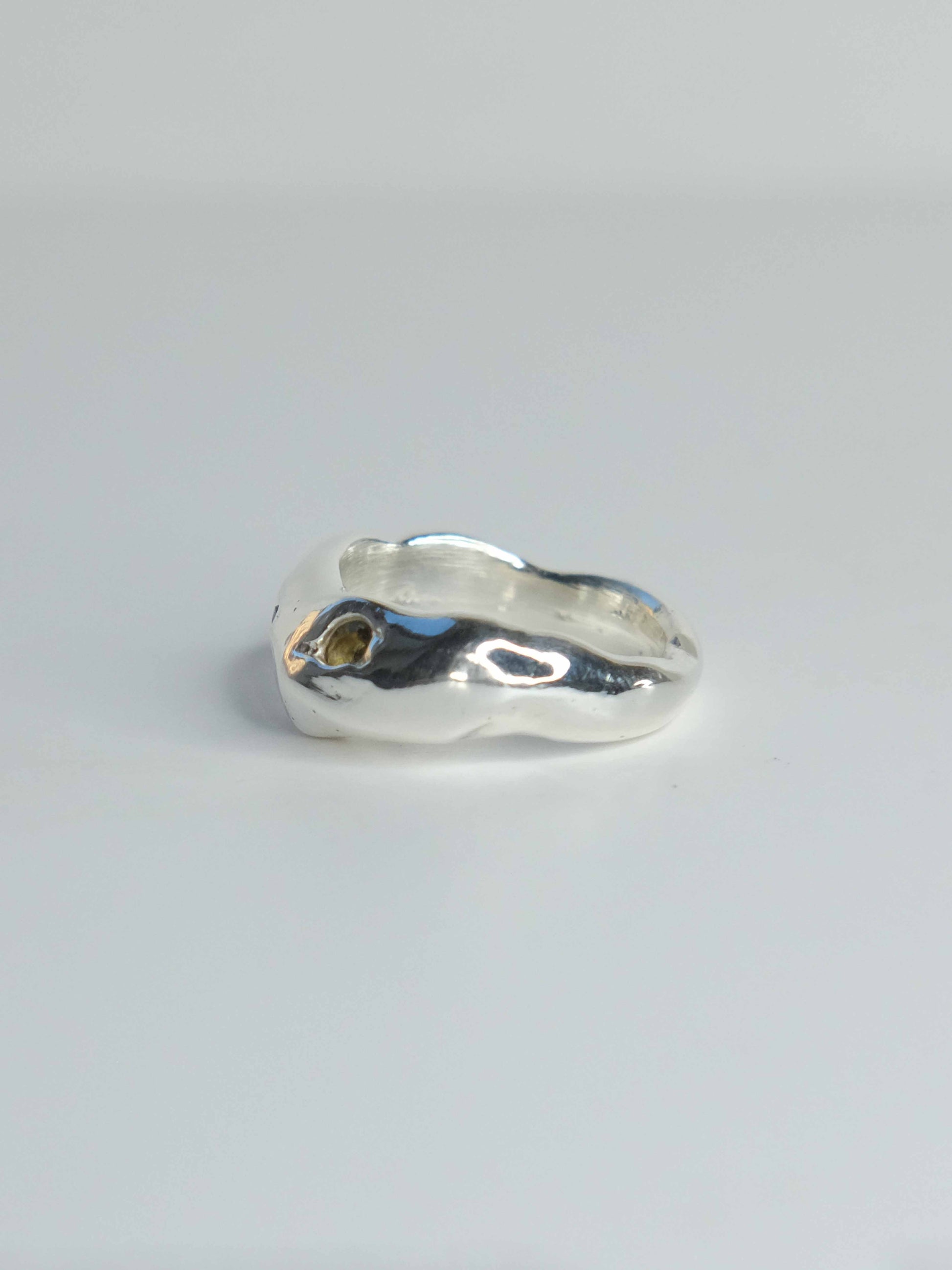 Nova Ring aus 925 Sterling-Silber mit organisch geformter Silhouette und funkelnden Saphiren in Gelb- und Lilatönen. Handgefertigt und designed in Berlin.