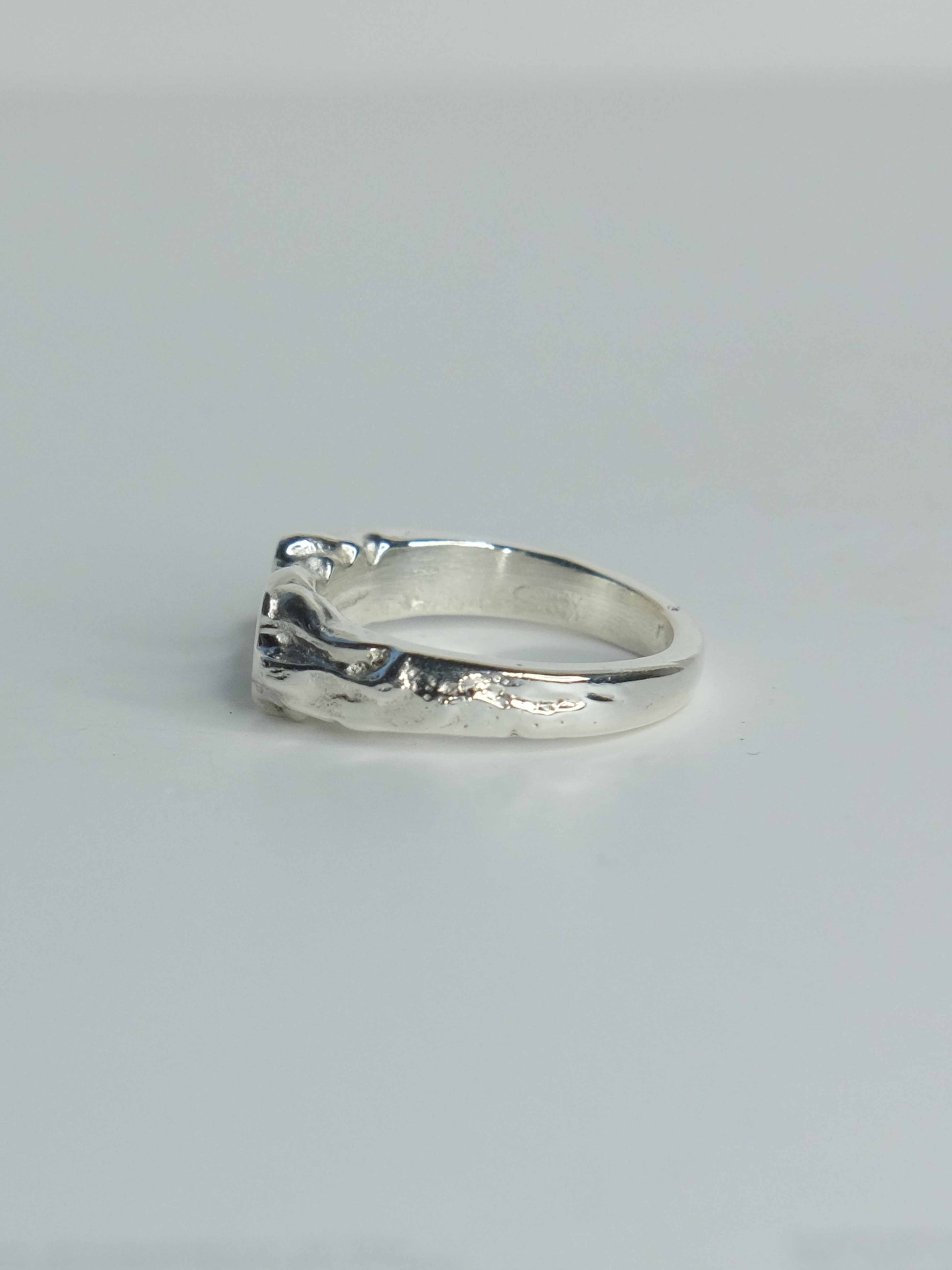 Handgefertigter Pebbles Ring aus 925 Sterling-Silber mit fließenden, organischen Formen, durch Sandguss gefertigt – designed und made in Berlin.