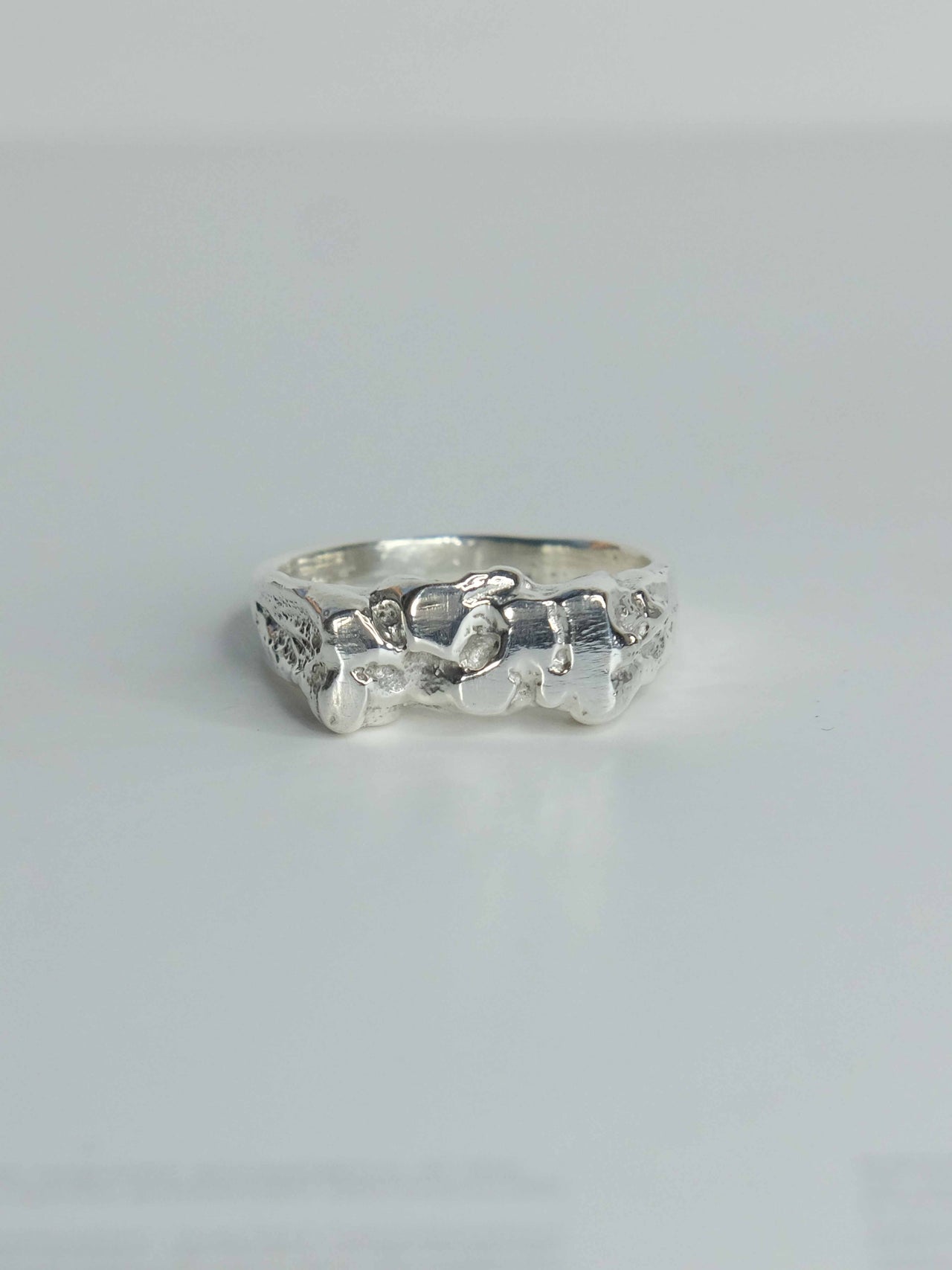 Handgefertigter Pebbles Ring aus 925 Sterling-Silber mit fließenden, organischen Formen, durch Sandguss gefertigt – designed und made in Berlin.