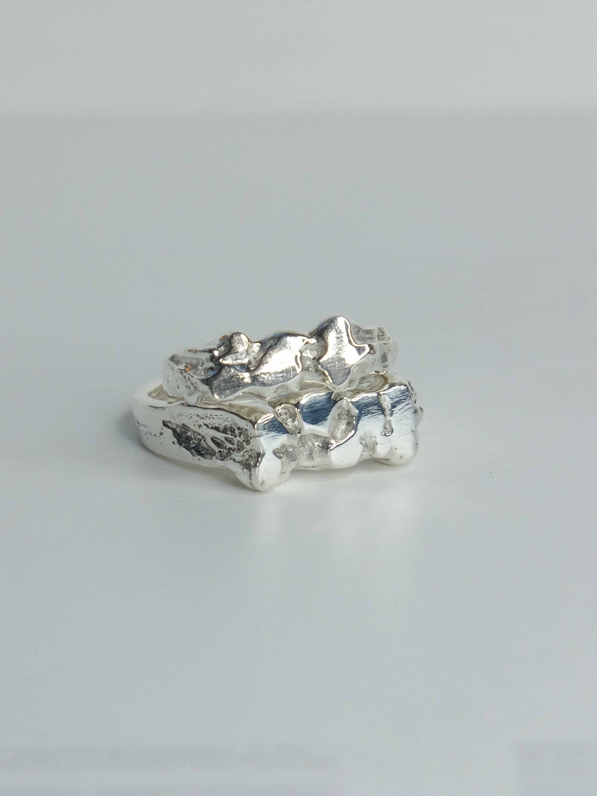 Handgefertigter Pebbles Ring aus 925 Sterling-Silber mit fließenden, organischen Formen, durch Sandguss gefertigt – designed und made in Berlin.