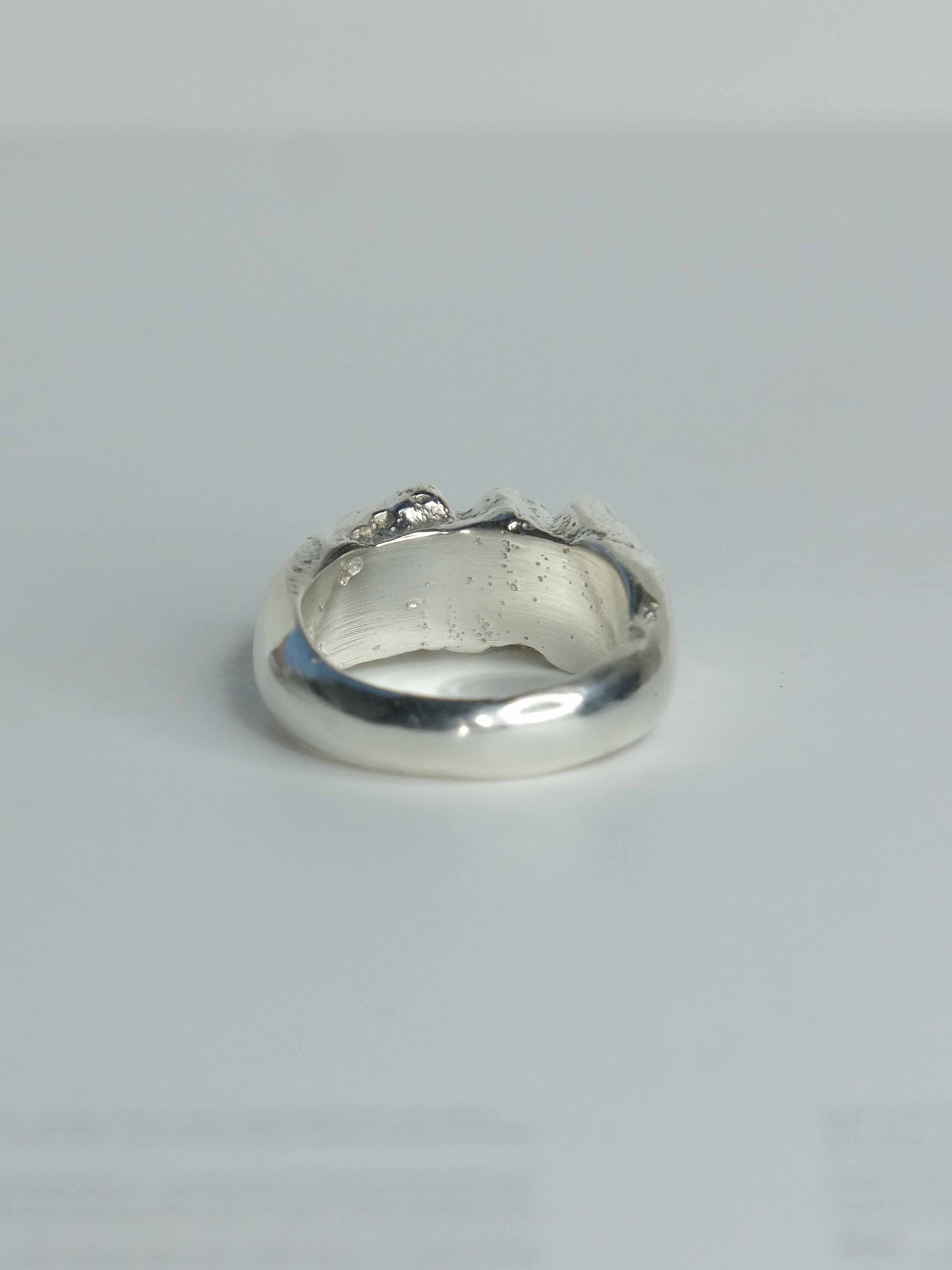 Handgefertigter Pebbles Ring aus 925 Sterling-Silber mit fließenden, organischen Formen, durch Sandguss gefertigt – designed und made in Berlin.
